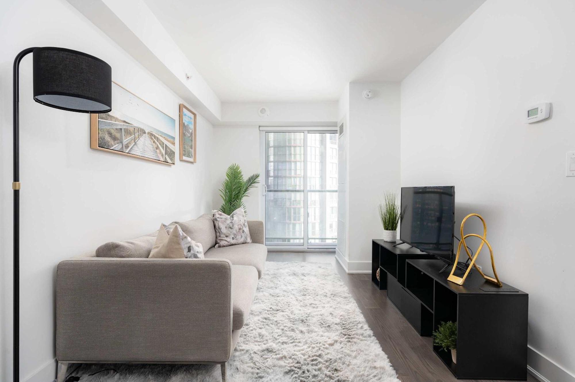 Practical Downtown 3 Beds Uoft Apartment