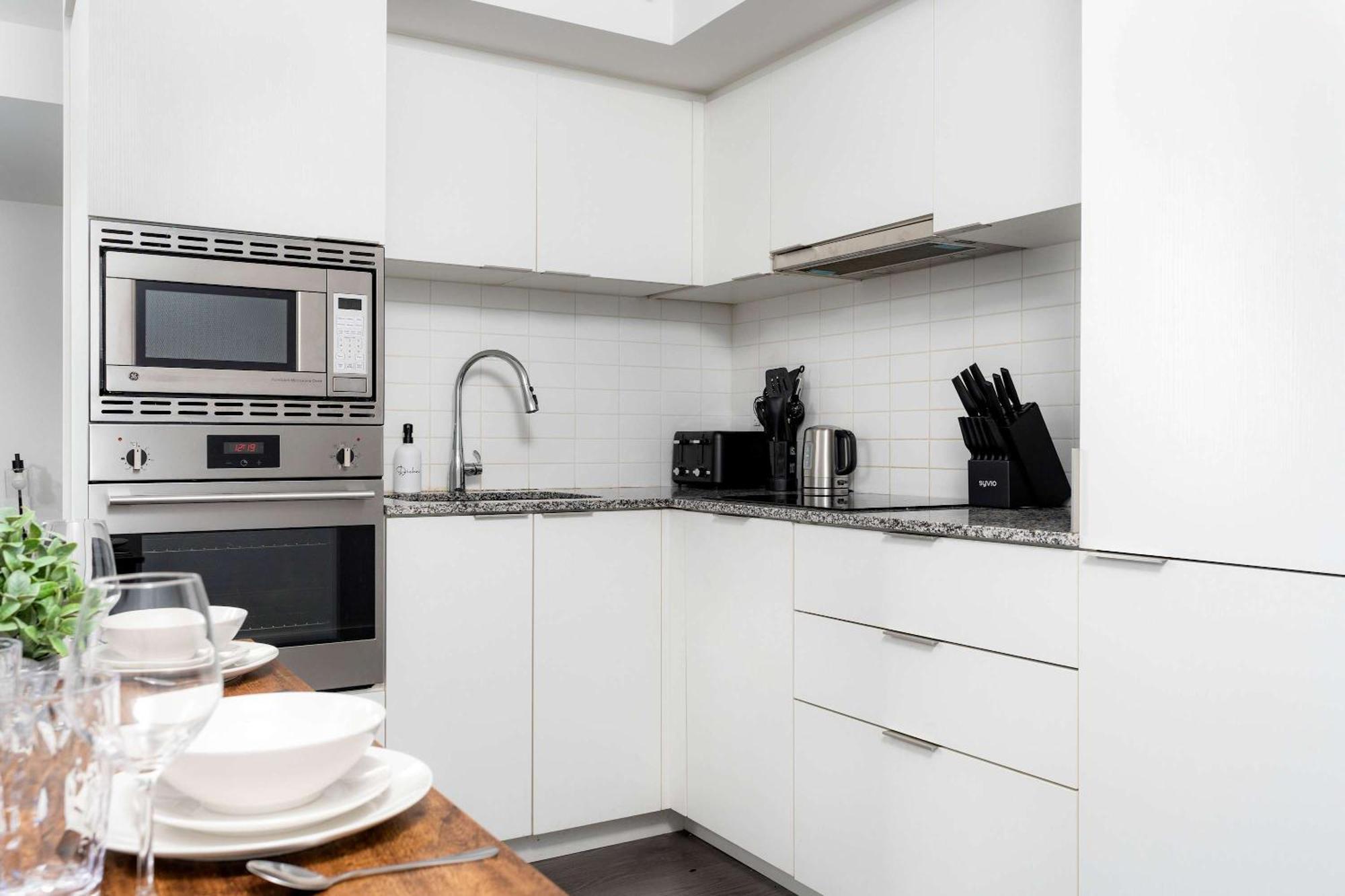 Practical Downtown 3 Beds Uoft Apartment Toronto